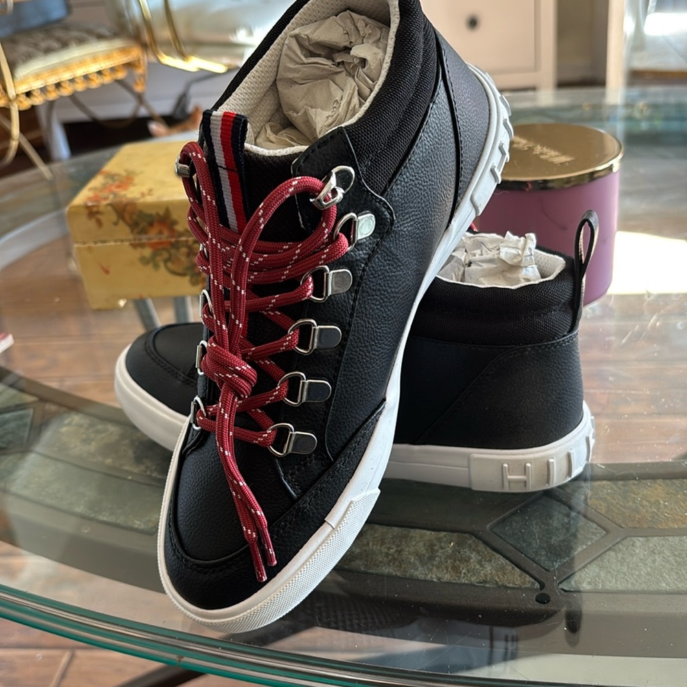 New Tommy Hilfiger woman’s tennis shoes black size 6 1/2